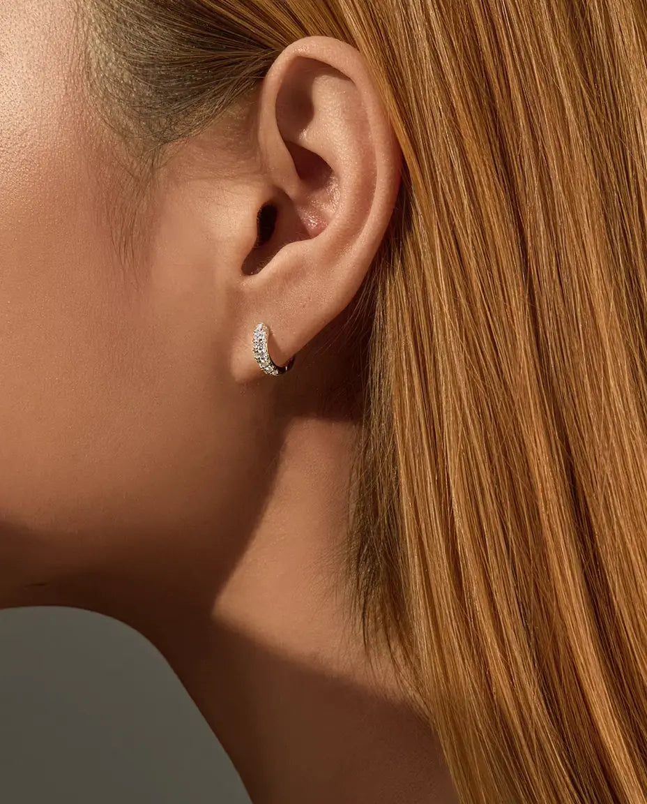 Moissanit Creolen klein für Damen - 11 mm Huggies mit Pavé aus 26 Steinen in Farbe D, 925 Sterlingsilber