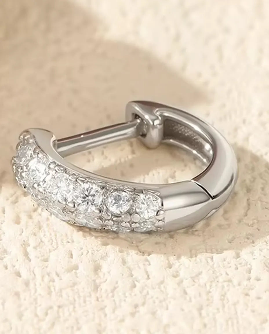 Moissanit Creolen klein für Damen - 11 mm Huggies mit Pavé aus 26 Steinen in Farbe D, 925 Sterlingsilber