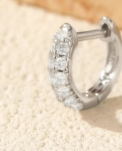 Moissanit Creolen klein für Damen - 11 mm Huggies mit Pavé aus 26 Steinen in Farbe D, 925 Sterlingsilber