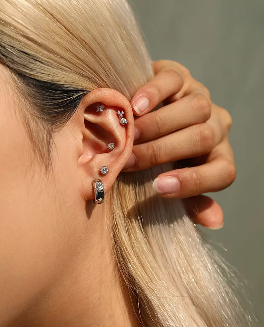 Moissanit Creolen breit aus 925 Sterlingsilber - am Model getragen, Haare hinters Ohr gestrichen