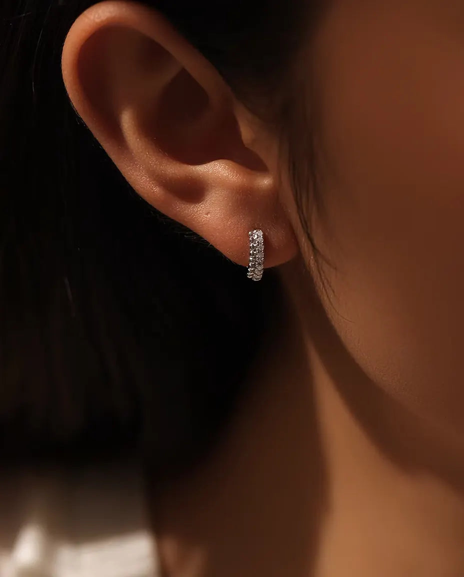 Moissanit Creolen mit Pavé - sechzehn Steine à 1,3 mm in zwei Reihen, 12 mm Durchmesser, 925er Sterlingsilber