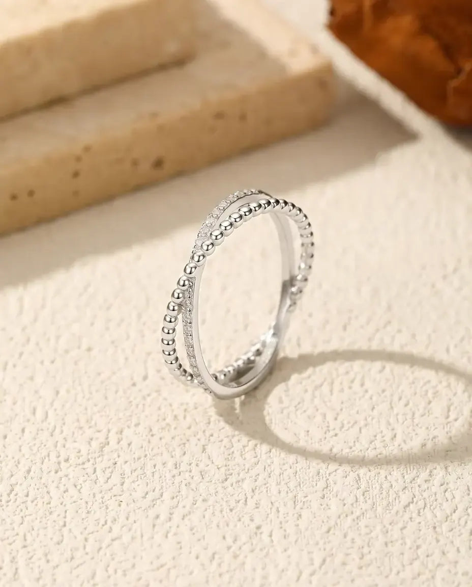 Moissanit Crossover Ring aus 925 Sterlingsilber – Kugelschiene kreuzt Pavé-Schiene, zarter Stapelring, Grössen 5-9
