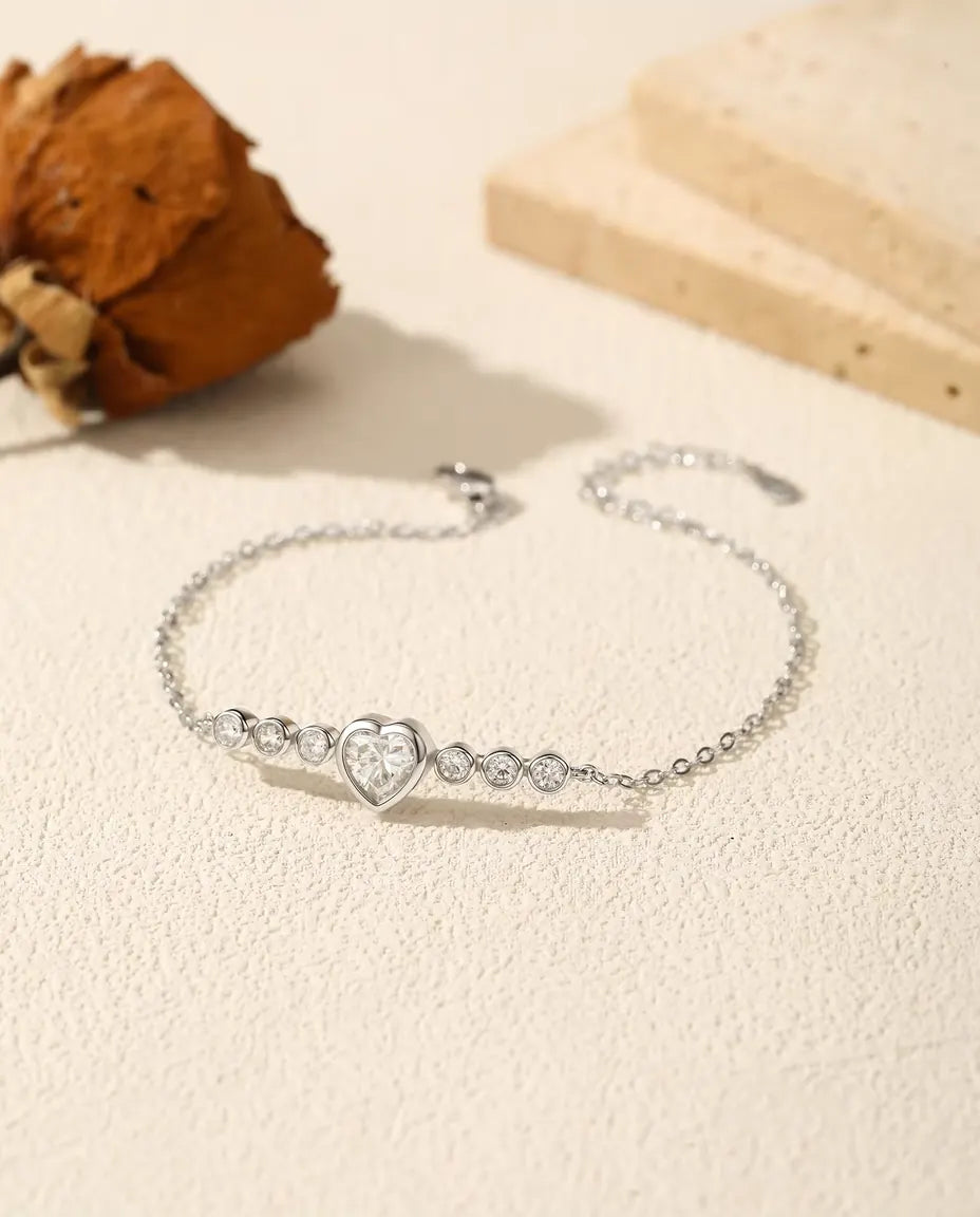 Moissanit Herz Armband aus 925 Sterlingsilber – 0,8 ct Herzschliff in Zargenfassung, zartes Gliederarmband für Damen