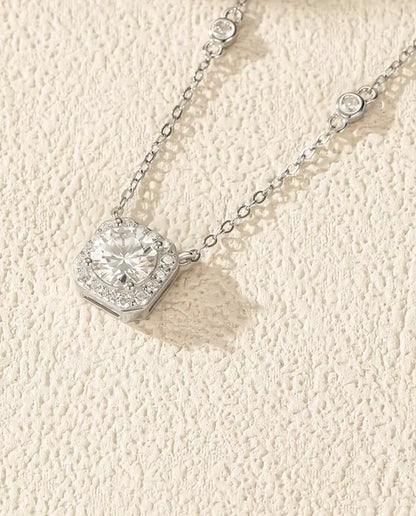 Moissanit Kette 1 Karat - Anhänger im Kissen Halo mit Zirkonia Stationen, D Color VVS1, 925 Sterlingsilber