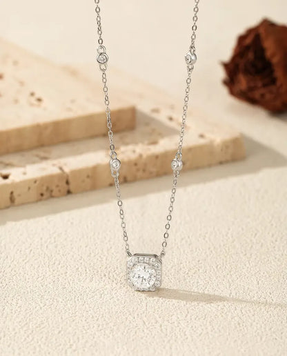 Moissanit Kette 1 Karat - Anhänger im Kissen Halo mit Zirkonia Stationen, D Color VVS1, 925 Sterlingsilber