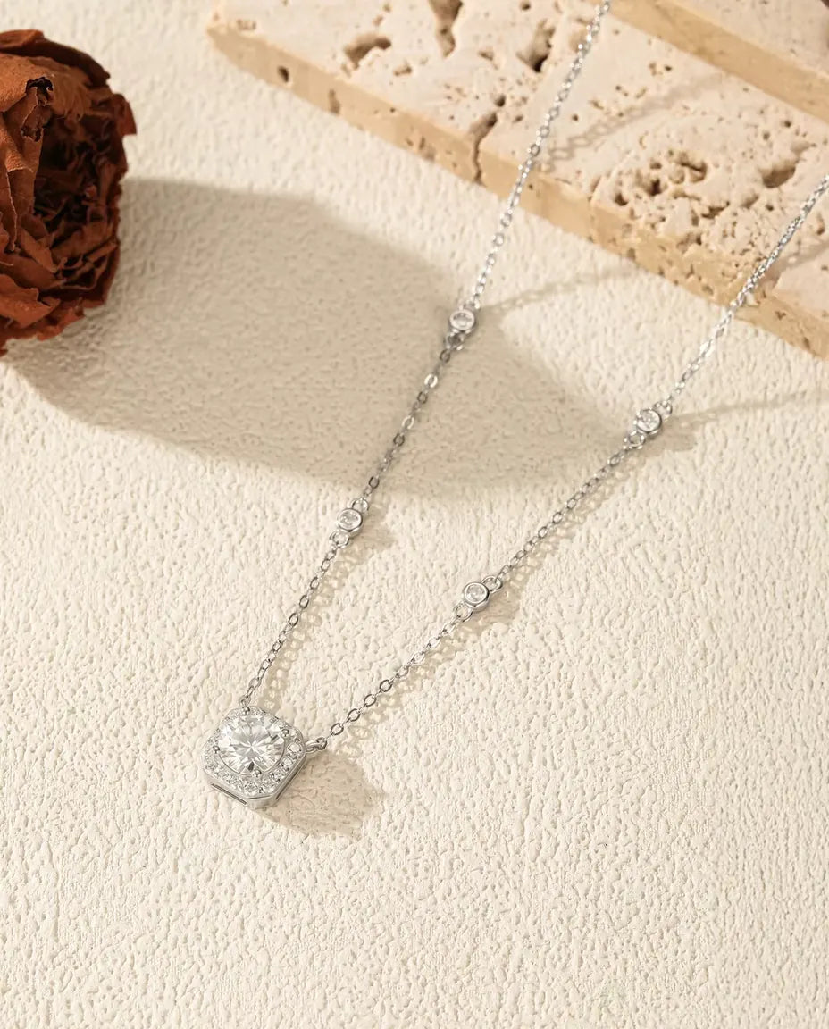 Moissanit Kette 1 Karat - Anhänger im Kissen Halo mit Zirkonia Stationen, D Color VVS1, 925 Sterlingsilber