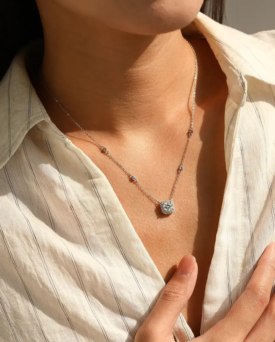 Moissanit Kette 1 Karat - Anhänger im Kissen Halo mit Zirkonia Stationen, D Color VVS1, 925 Sterlingsilber