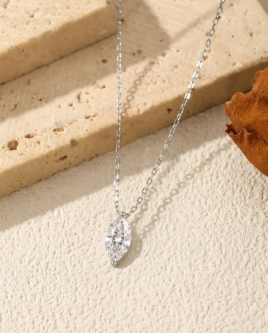 Moissanit Kette 1 ct aus 925 Sterlingsilber - Anhänger über der Kante einer Travertinplatte hängend