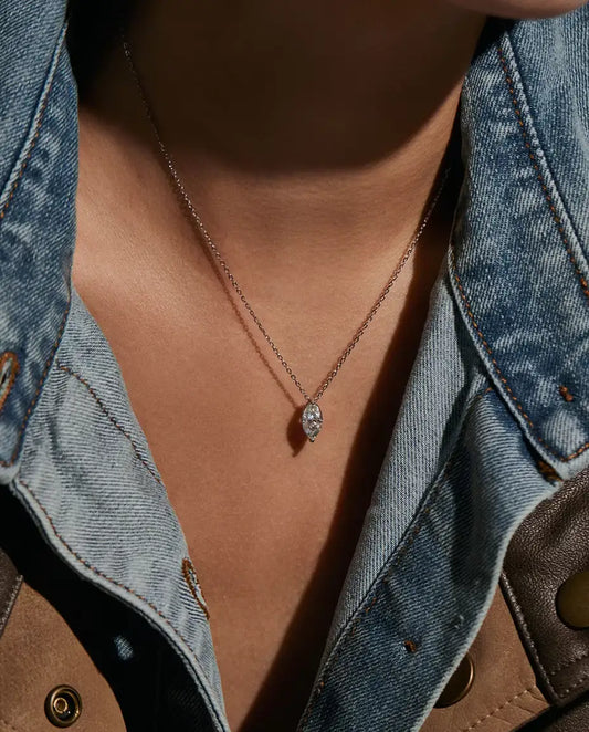 Moissanit Kette 1 ct aus 925 Sterlingsilber - am Model getragen, Nahaufnahme am Schlüsselbein