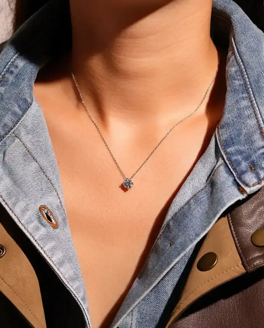 Moissanit Kette 1 ct aus 925 Sterlingsilber - am Model getragen, Nahaufnahme am Schlüsselbein