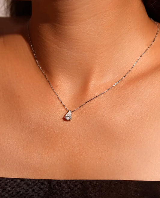 Moissanit Kette 1 ct aus 925 Sterlingsilber - am Model getragen, Nahaufnahme am Schlüsselbein