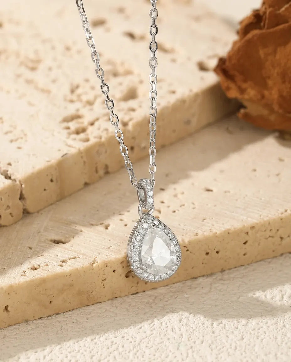 Moissanit Kette im Tropfenschliff mit Halo – 1,2 ct in Farbe D, Anhänger 9 x 11 mm aus 925 Sterlingsilber, 40+5 cm