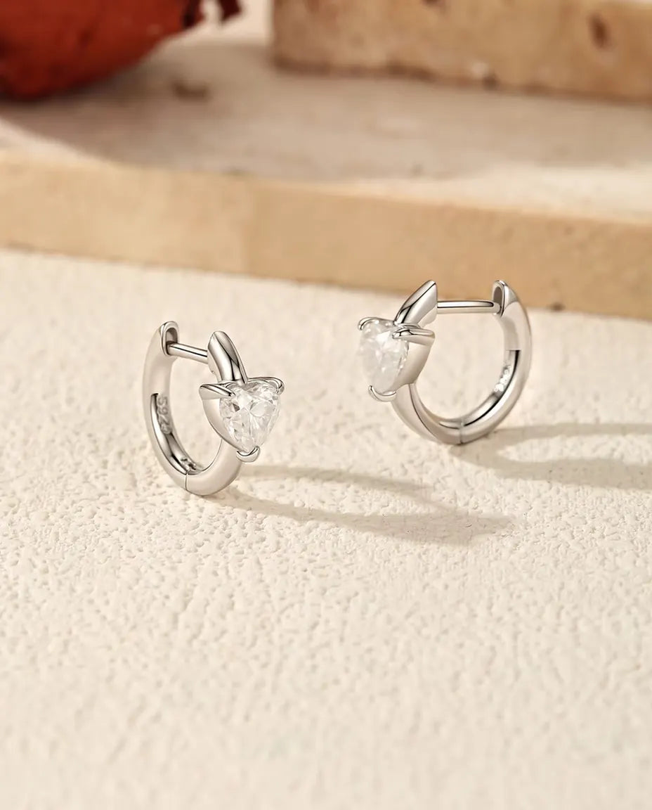 Moissanit Klappcreolen mit Herz - 2 x 0,50 ct in D-Farbe, 12 mm Creolen aus 925 Sterlingsilber, 2,30 g das Paar