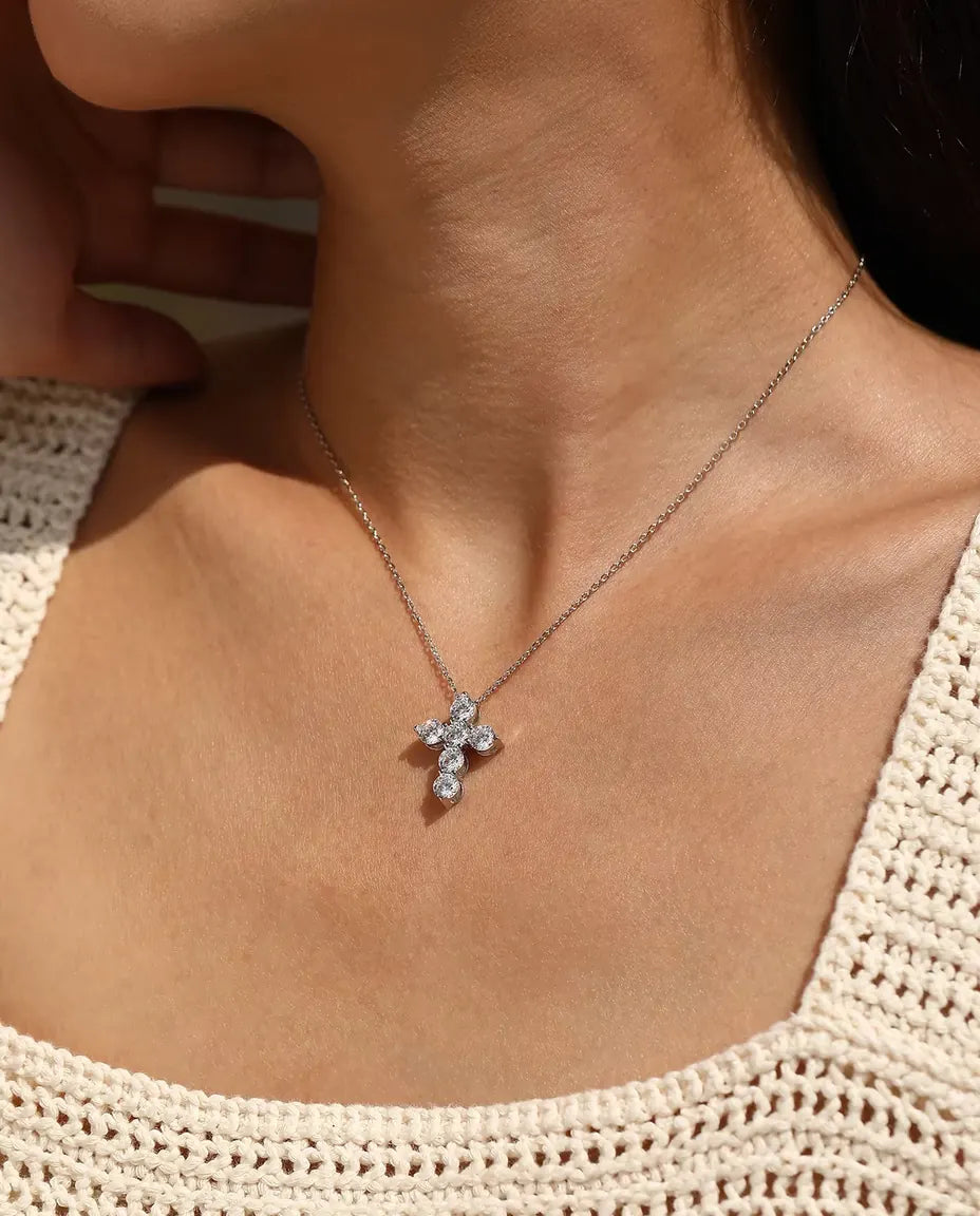 Moissanit Kette mit Kreuz - sechs Steine à 0,50 ct in D-Farbe, Anhänger 17,5 x 22,5 mm, 925 Sterlingsilber