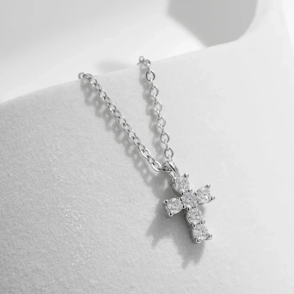Moissanit Kreuz Kette aus 925 Sterlingsilber – sechs Steine in Farbe D, Reinheit VVS1, mit GRA-Zertifikat