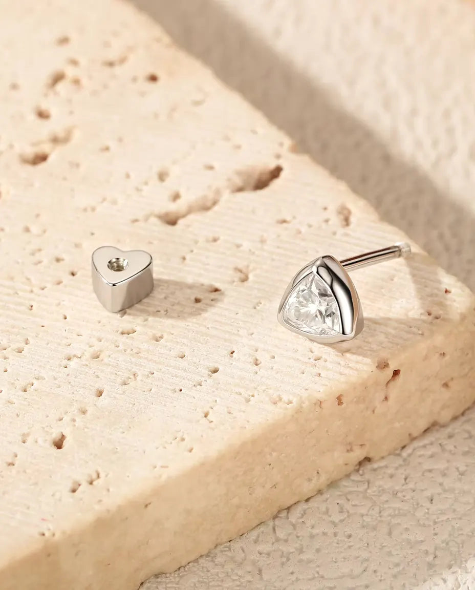 Moissanit Ohrstecker im Trillionschliff aus 925 Sterlingsilber - mit abgenommenem herzförmigem Verschluss daneben