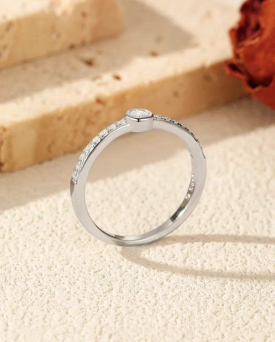 Moissanit Ring – 0,1 ct runder Solitär in Zargenfassung mit Pavé-Schultern, zarter Stapelring aus 925er Sterlingsilber für Damen