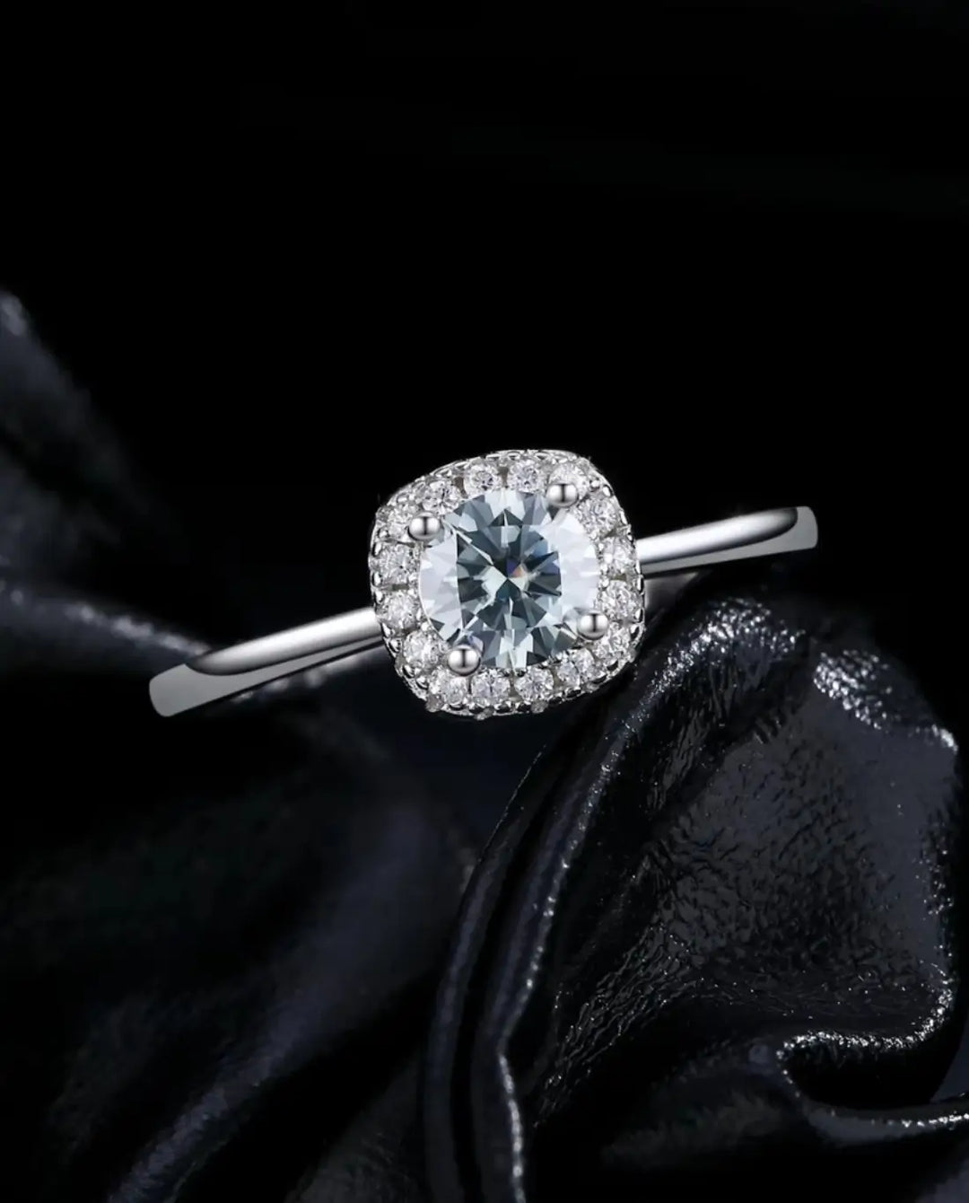 Moissanit Ring – 0,5 ct rund im Kissen-Halo, 925er Sterlingsilber, Verlobungsring & Geschenk für Sie