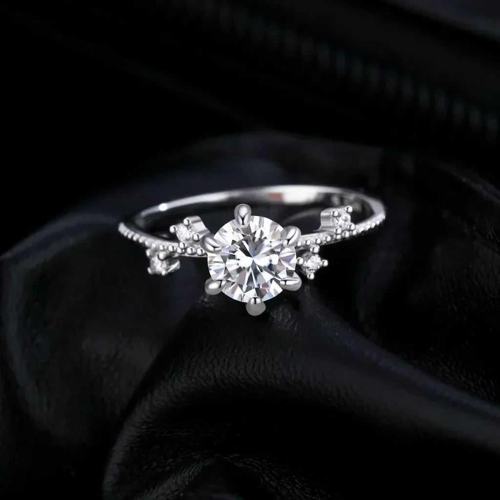 Moissanit Ring – 1 Karat Verlobungsring aus 925er Sterlingsilber, Blüten-Fassung mit sechs Krappen, Geschenk für Sie