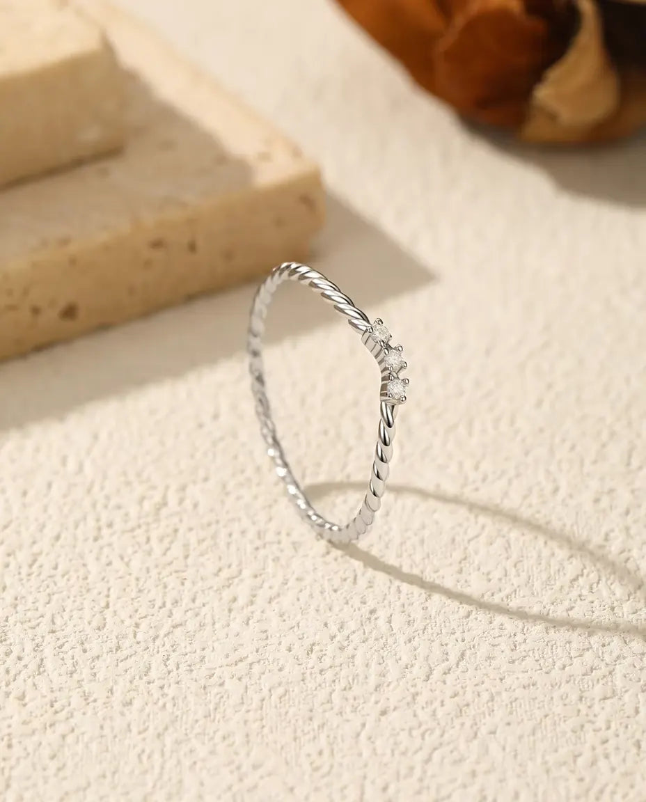 Moissanit Ring in Kordeloptik – drei Steine in Farbe D auf 1 mm gedrehter Schiene, 925 Sterlingsilber, Grössen 5-9