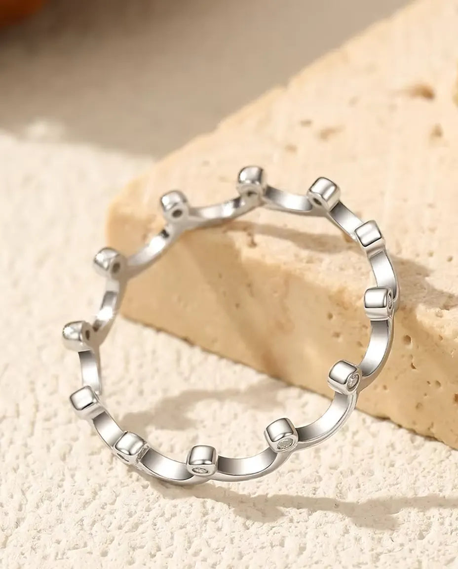 Moissanit Ring in Kronenform – zwölf gefasste Steine auf 3,2 mm Schiene, 925 Sterlingsilber, Grössen 5-9