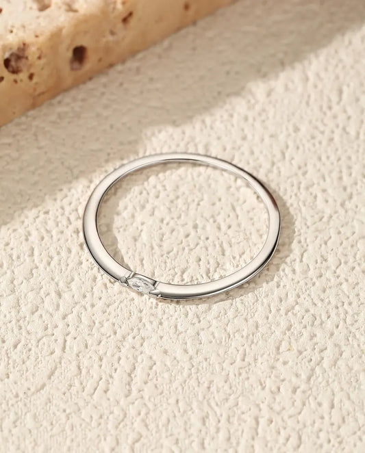 Moissanit Ring – Zarter Stapelring mit Marquise-Schliff in D-Farbe, minimalistischer Ring aus 925er Sterlingsilber für Damen