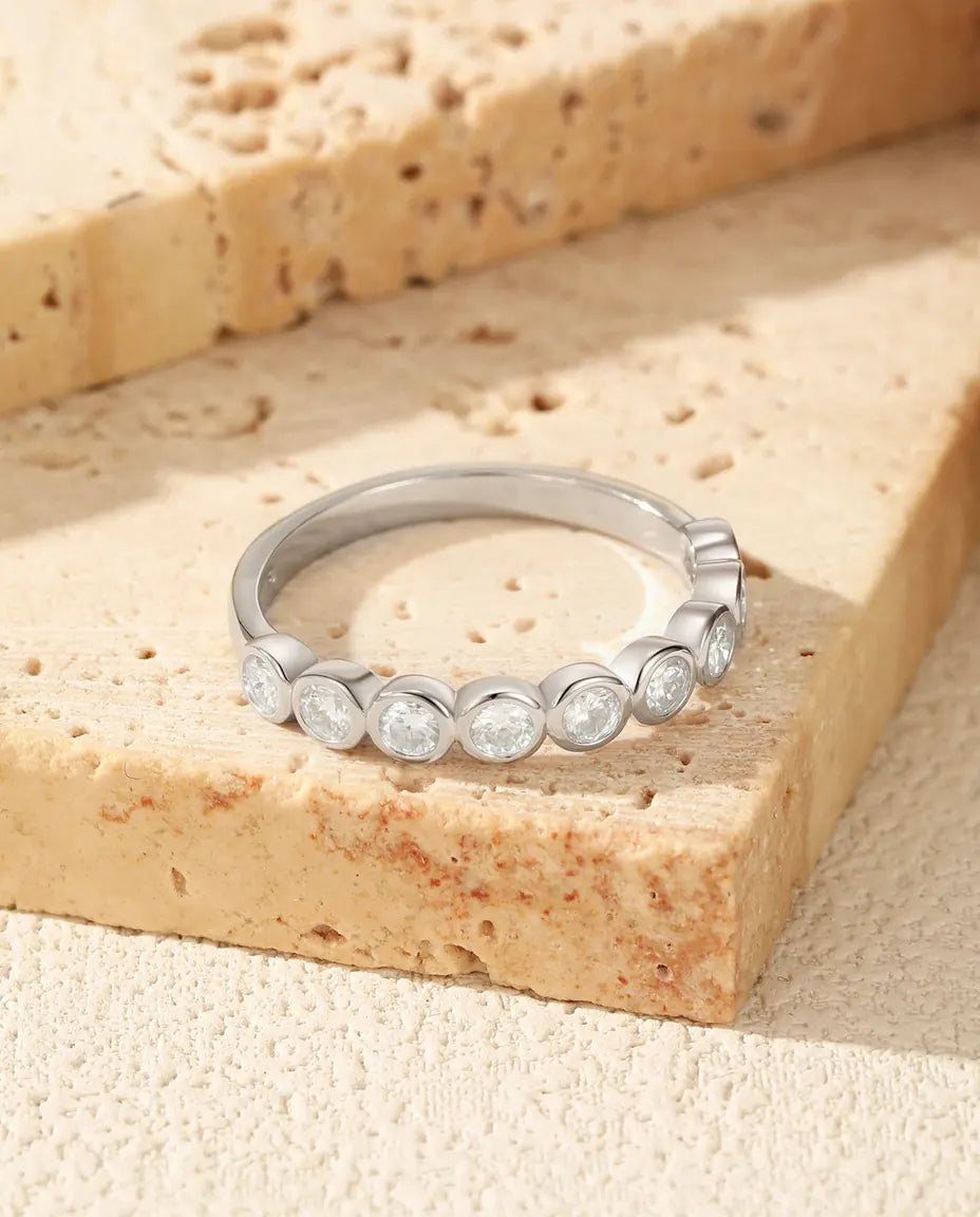 Moissanit Ring – Memoire-Ring mit 9 runden Steinen in Zargenfassung, D-Farbe VVS1, 925er Sterlingsilber, Stapelring für Damen