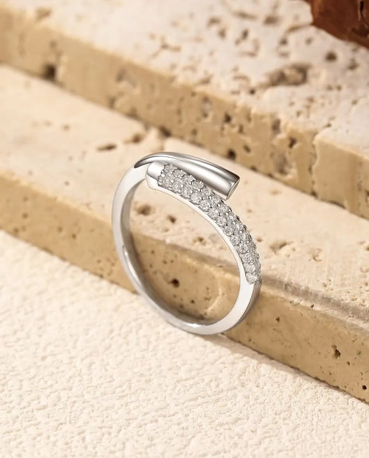 Moissanit Ring offen aus 925 Sterlingsilber - auf der Kante einer Travertinplatte