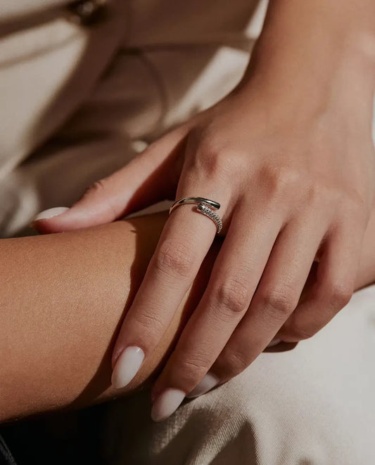 Moissanit Ring offen aus 925 Sterlingsilber - am Finger des Models getragen, Nahaufnahme