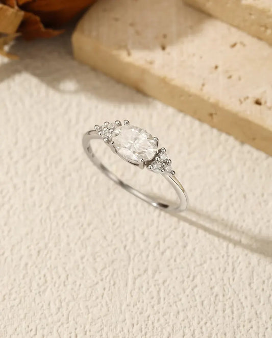 Moissanit Ring mit ovalem Stein – 1 Karat in Farbe D und Reinheit VVS aus 925 Sterlingsilber, Zirkonia an den Schultern, Grössen 5-9