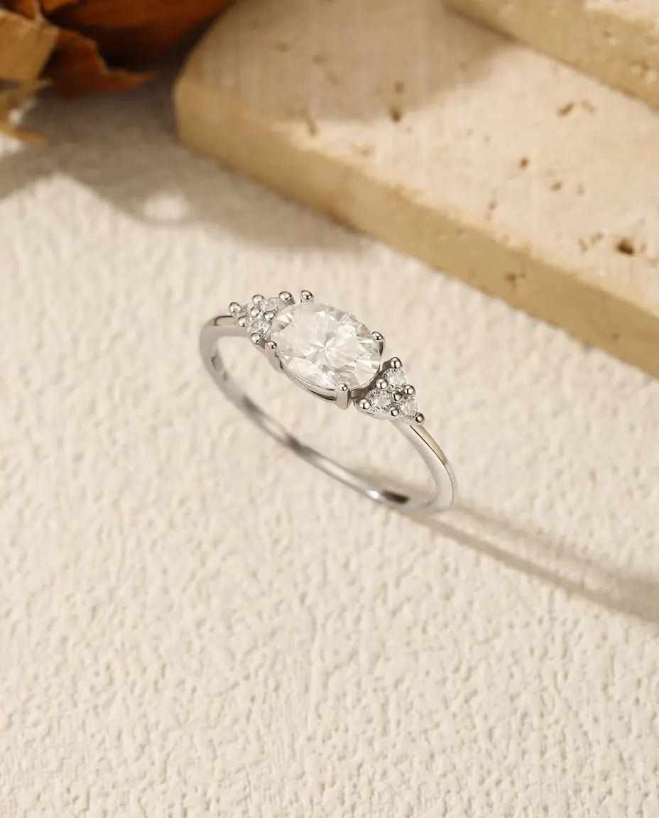 Moissanit Ring mit ovalem Stein – 1 Karat in Farbe D und Reinheit VVS aus 925 Sterlingsilber, Zirkonia an den Schultern, Grössen 5-9