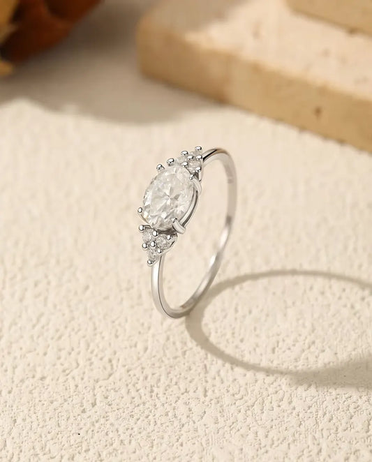 Moissanit Ring mit ovalem Stein – 1 Karat in Farbe D und Reinheit VVS aus 925 Sterlingsilber, Zirkonia an den Schultern, Grössen 5-9