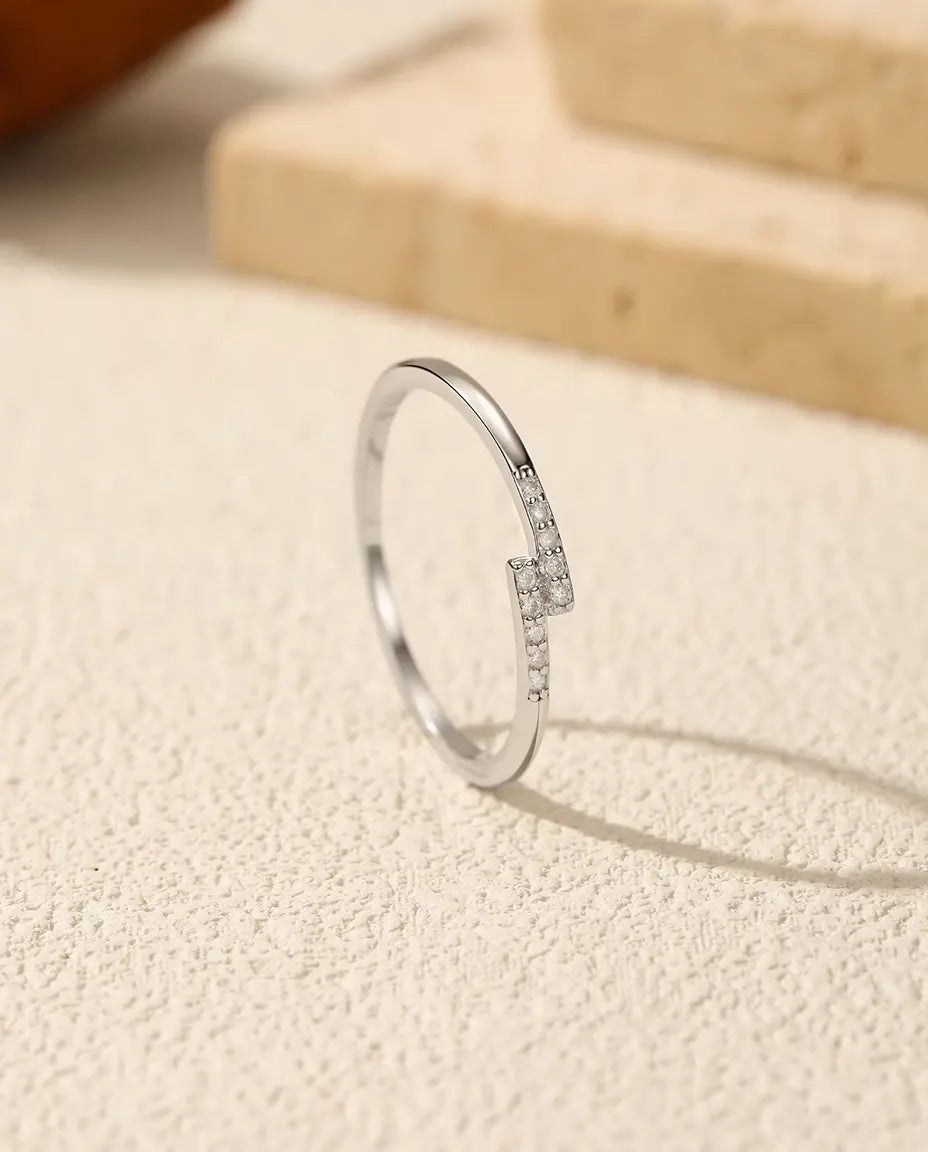 Moissanit Ring mit versetztem Pavé – schmaler Stapelring mit 10 Steinen in Farbe D aus 925 Sterlingsilber, Grössen 5-9