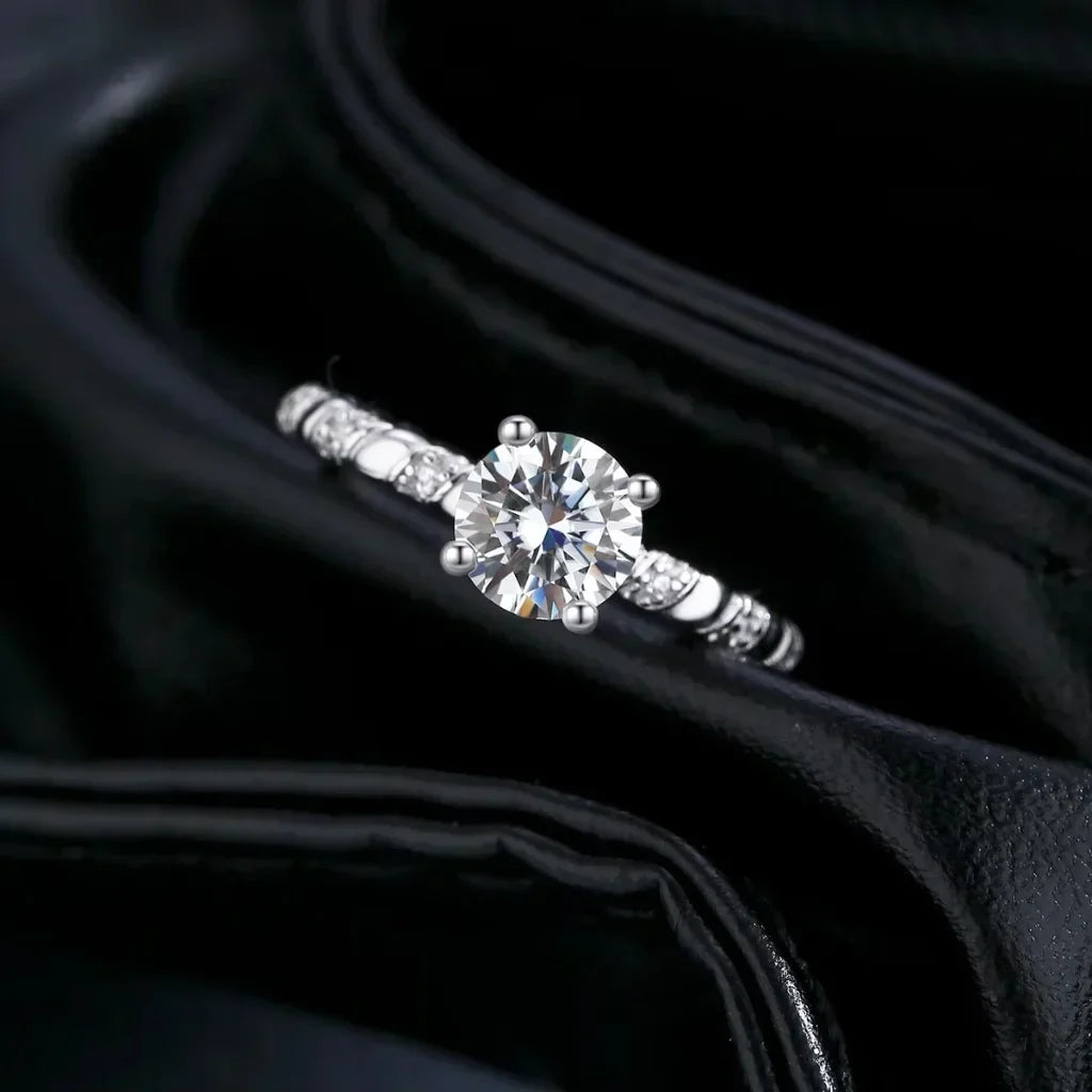 Moissanit Ring – 1 ct Solitär mit gedrehter Schiene, 925er Sterlingsilber, Verlobungsring und Geschenk für Sie