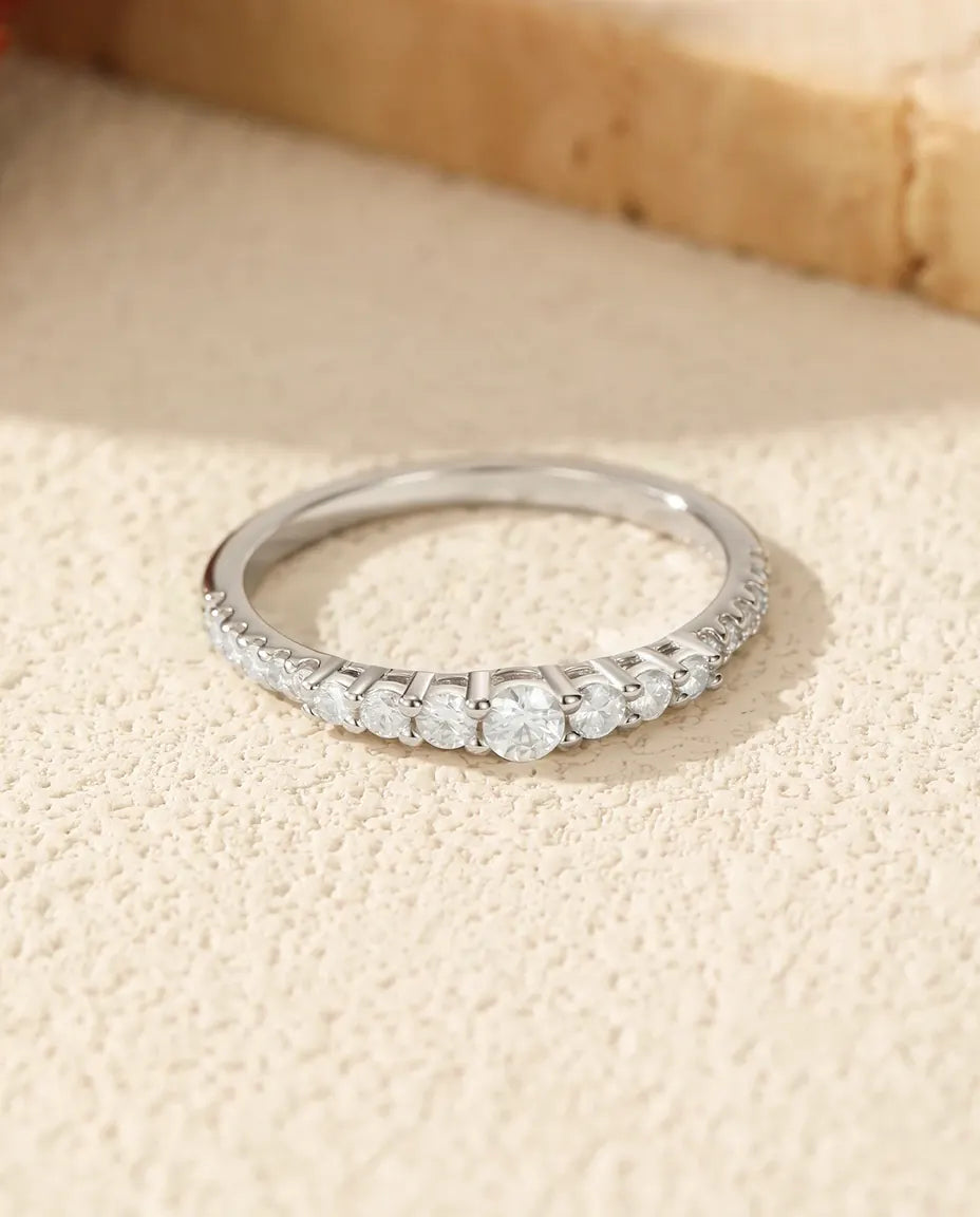Moissanit Ring – Ehering mit 19 Steinen im Grössenverlauf, D-Farbe VVS1, 925er Sterlingsilber, stapelbarer Ring für Damen