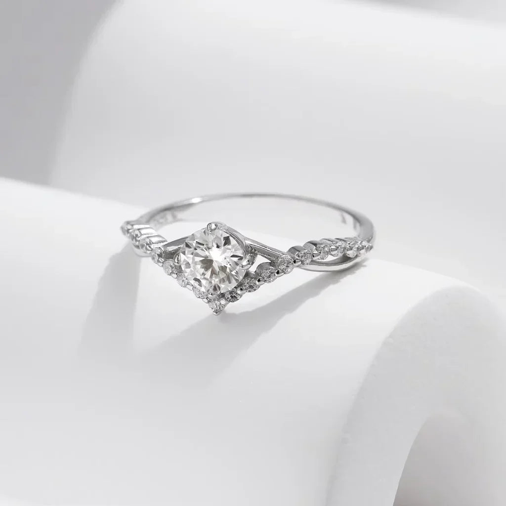 Moissanit Ring – 0,50 ct Verlobungsring aus 925er Sterlingsilber, D-Farbe VVS1, Geschenk für Sie