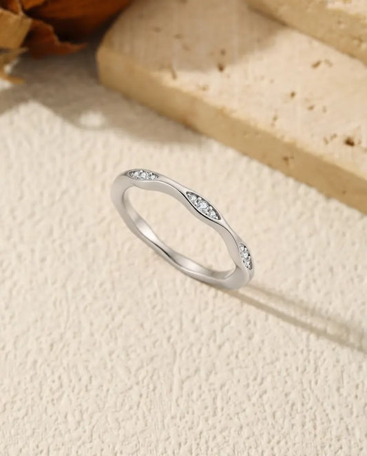 Moissanit Ring wellig aus 925 Sterlingsilber - aufrecht stehend auf heller Strukturfläche