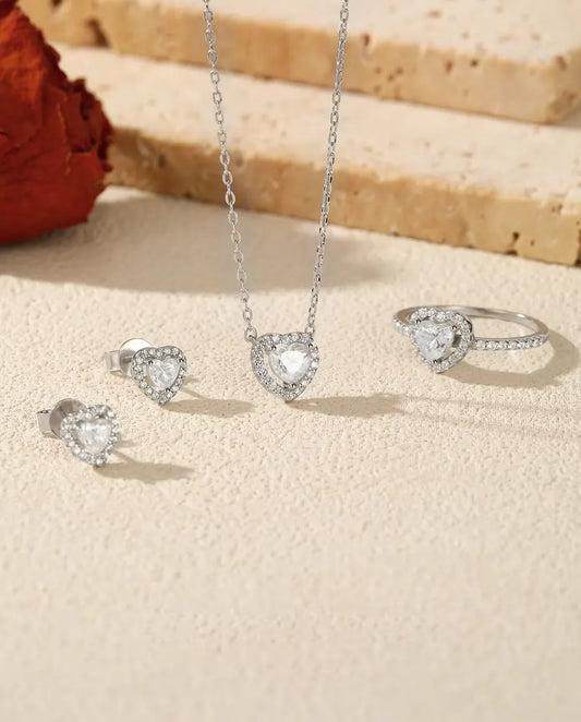 Moissanit Schmuckset Herz aus 925 Sterlingsilber - das ganze Set auf hellem Stein