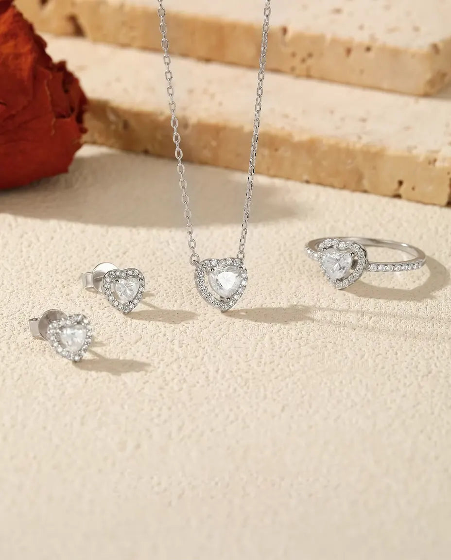 Moissanit Schmuckset Herz aus 925 Sterlingsilber - das ganze Set auf hellem Stein