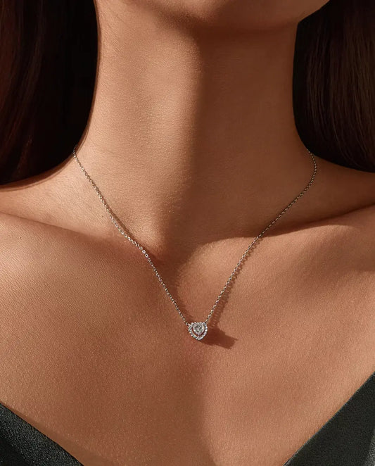 Moissanit Schmuckset Herz aus 925 Sterlingsilber - Kette am Model getragen