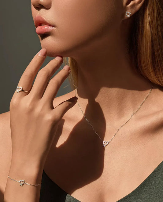 Model trägt das komplette Moissanit-Herz-Set: Kette, Armband, Ring und Ohrstecker