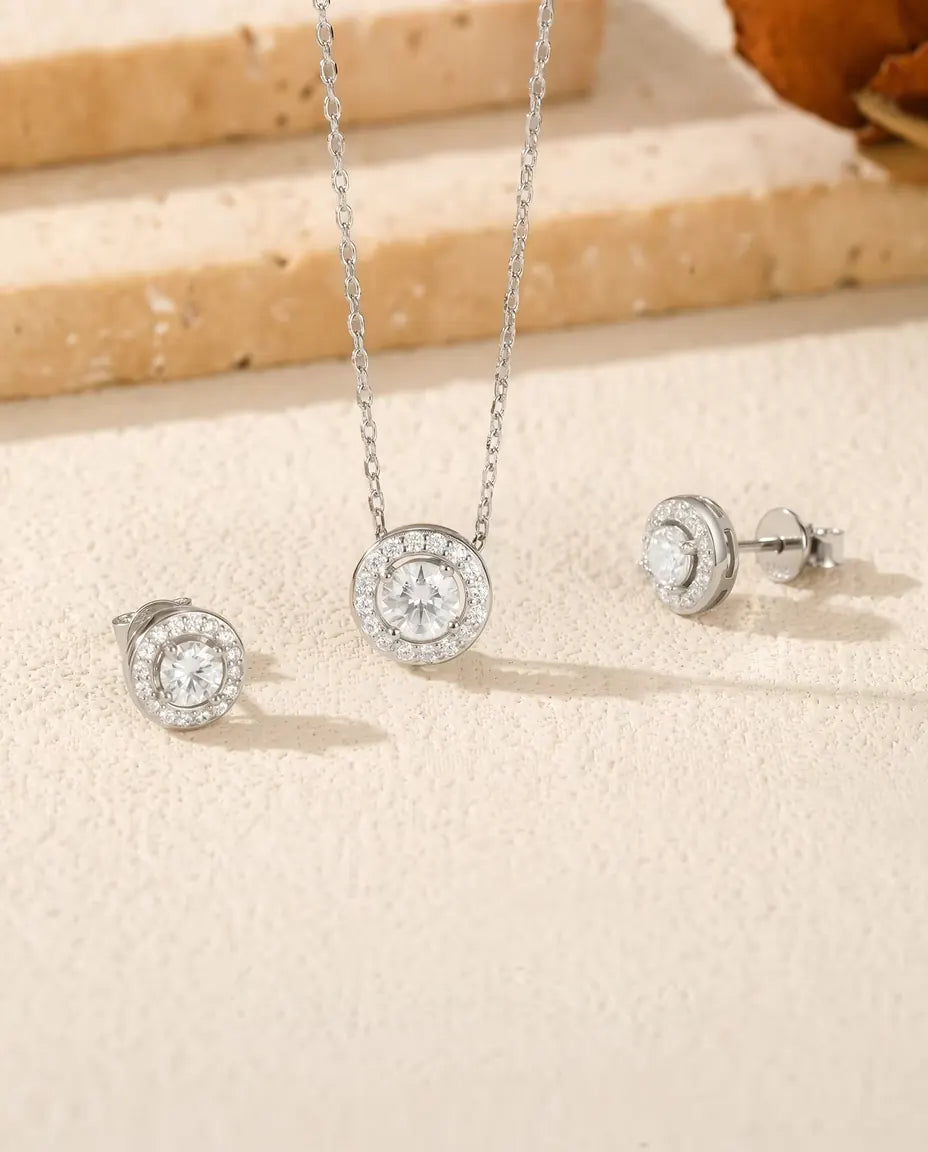 Moissanit Schmuckset mit rundem Halo aus 925 Sterlingsilber - das ganze Set auf hellem Stein