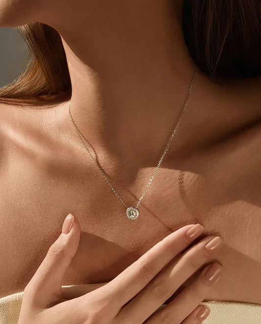 Moissanit Schmuckset mit rundem Halo aus 925 Sterlingsilber - Kette am Model getragen
