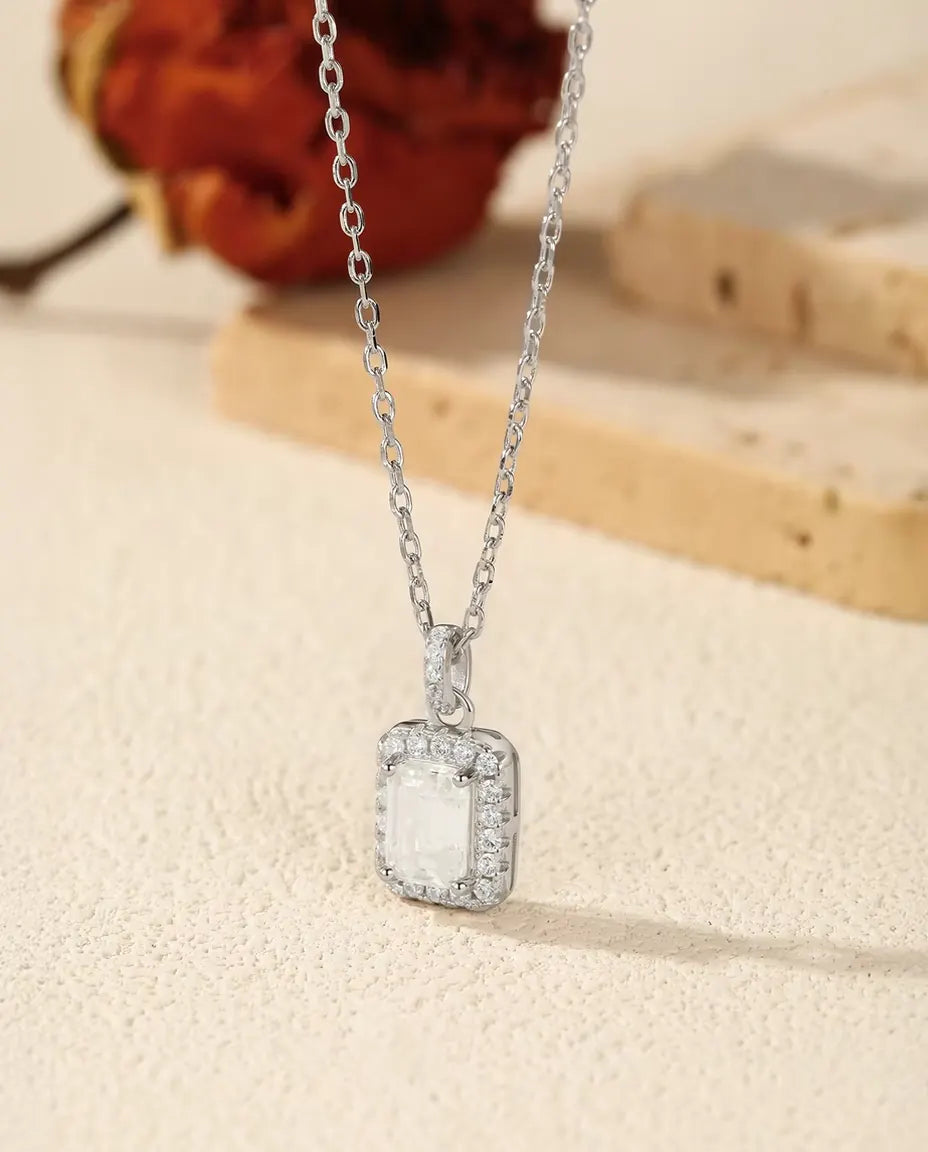 Moissanit Schmuckset im Smaragdschliff aus 925 Sterlingsilber – Halo-Kette mit Anhänger und Ohrstecker, Mittelsteine 1 ct und 0,8 ct, Brautschmuck