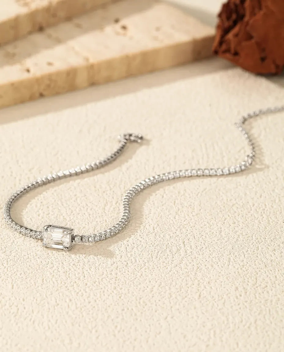 Moissanit Tennisarmband mit Smaragdschliff – 1 ct Mittelstein in Farbe D, Steinreihe aus 925 Sterlingsilber