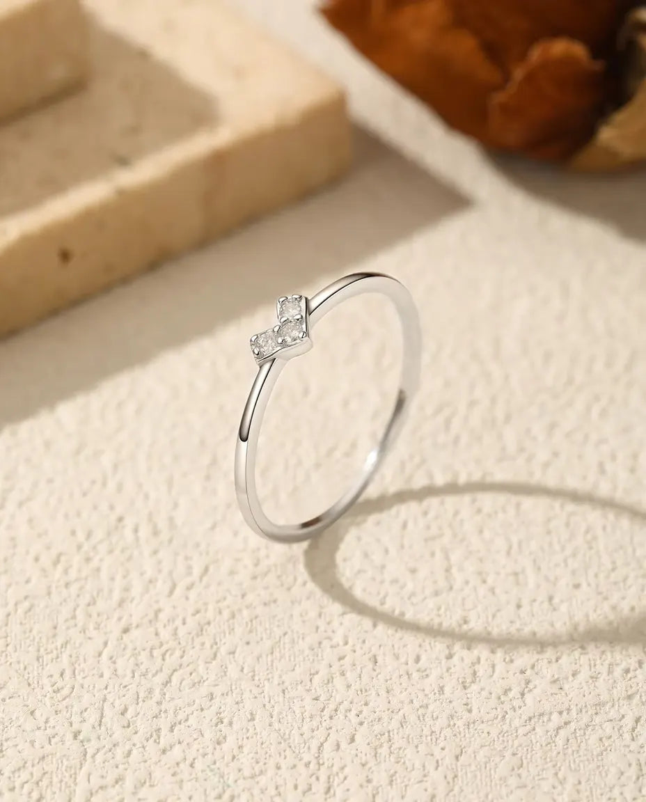 Moissanit V Ring - drei 1,5 mm runde Steine im Chevron auf schmalem Band aus 925 Sterlingsilber, Grösse 5 bis 9