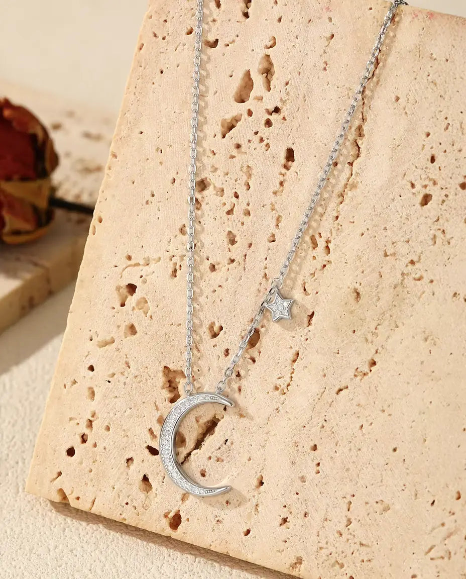 Mond und Stern Kette aus 925 Sterlingsilber – Mondsichel-Anhänger mit Zirkonia-Pavé und kleinem Stern-Charm, Halskette als Geschenk für Sie