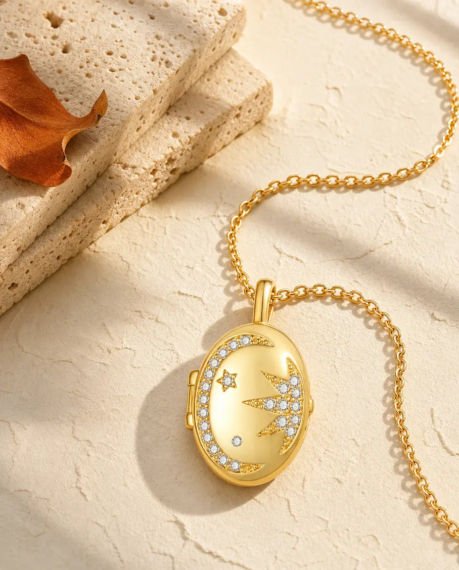 Personalisiertes ovales Medaillon mit 2 Fotos – Mond & Stern in Kristall-Pavé, Kette in Gold