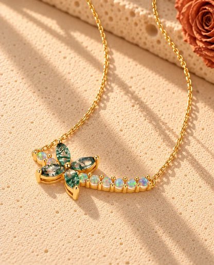 Moosachat Blumen Kette aus vergoldetem 925 Sterlingsilber - schräg aufgenommen auf heller Strukturfläche