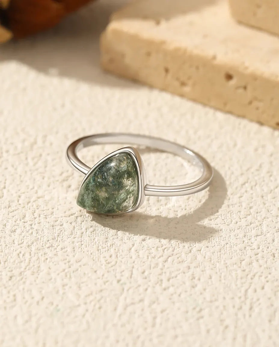 Moosachat Ring – Dreieck-Solitär in Zargenfassung, natürlicher Moosachat, zarte 925er-Silberschiene, Geschenk für Sie